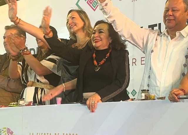 La Mtra. Malena Torres Abarca, titular de SEMAHN, asistió al Magno desfile de las Culturas del Festival El Mequé