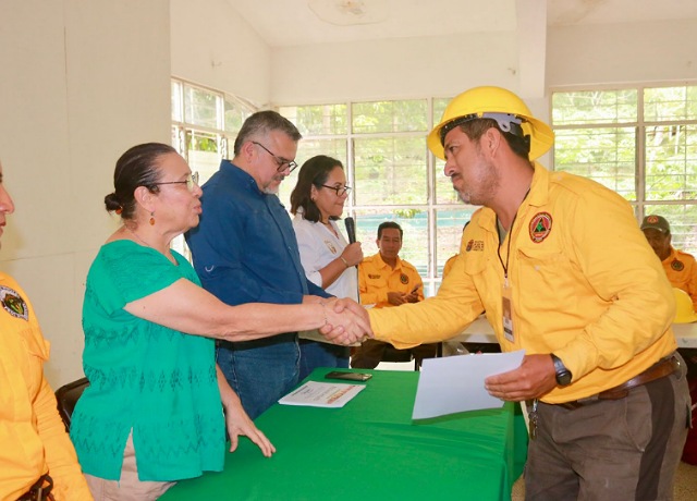 <p>Reconoce Semahn la labor de brigadistas contra incendios forestales en ANP</p>