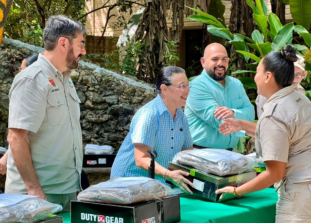 <p>Entrega titular de Semahn uniformes a personal del ZooMAT</p>