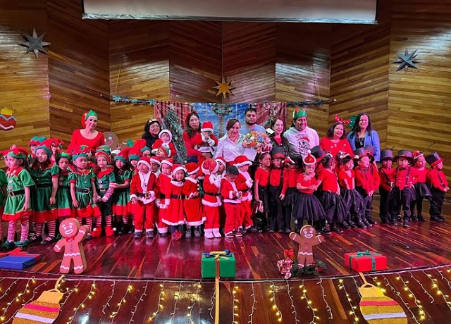 <p>La Mtra. Malena Torres, secretaria de Medio Ambiente e Historia Natural asistió al Festival Navideño del Jardín de Niños "Prof. Elíseo Palacios Aguilera"</p>